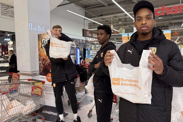 Les jeunes du RC Lens sont venus donner un coup de main lors d'une collecte de la Banque Alimentaire du Pas-de-Calais