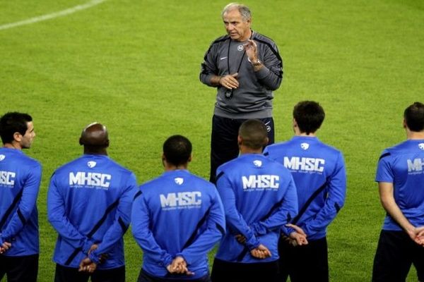 Le Pirée (Grèce) - René Girard et les joueurs avant le match de Ligue des champions contre l'Olympiakos - novembre 2012.