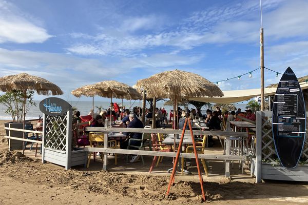 Les restaurants de plage font encore le plein.