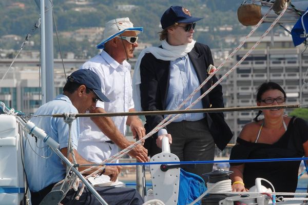 Contrôle en mer des plaisanciers dans la baie de Cannes en présence de la sous-préfète Dominique-Claire Mallemanche en août 2011.