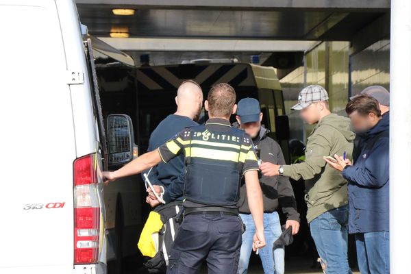 Des supporters lillois interpellés mardi par des policiers néerlandais.