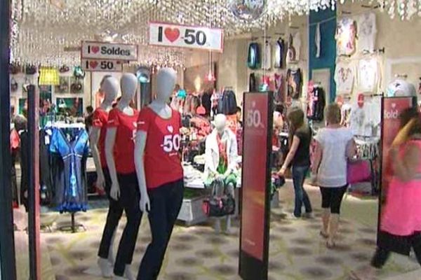 Dans ce magasin de vêtements de Clermont-Ferrand, le début des soldes d'été est plutôt calme.