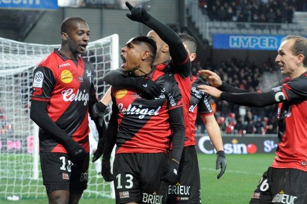 Christophe Mandanne félicité par ses coéquipiers guingampais après avoir marqué un but lors du derby au stade du Roudourou face à Lorient - 24/01/2015