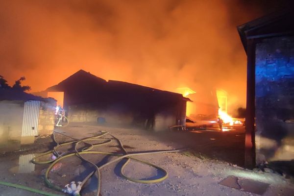 Le hangar agricole situé à Pamproux (Deux-Sèvres) a été détruit par l'incendie.