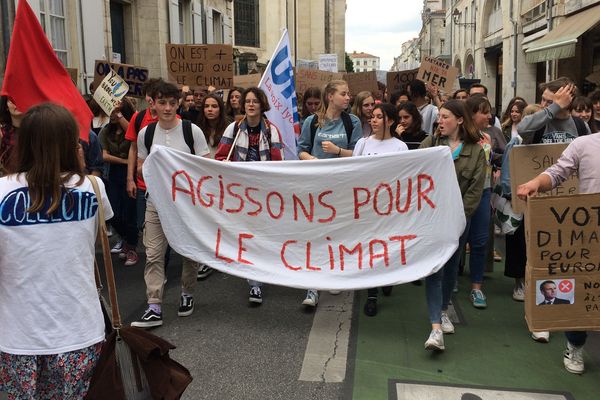 Plusieurs centaines de jeunes ont défilé dans les rues de La Rochelle ce vendredi