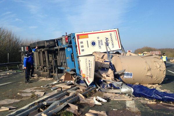 Le poids lourd qui s'est renversé sur l'autoroute A83 le vendredi 10 février 2017