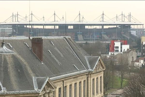 Le stade de France (deuxième plan) et l'école de la Légion d'honneur (premier plan) vus de la Basilique Saint-Denis. 