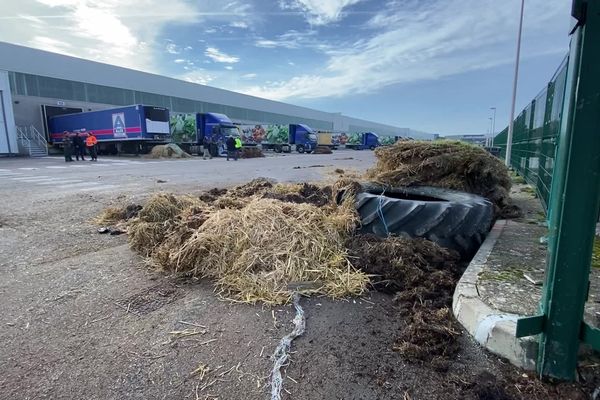 Les agriculteurs se sont rendus à Aldi ce matin.