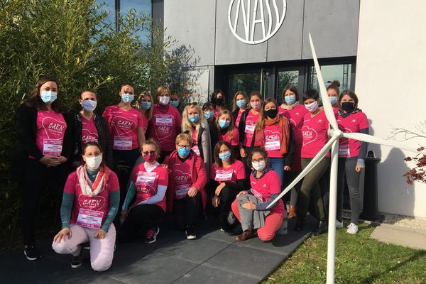 Des participantes à la Rochambelle 2020, masquées, et avec le t-shirt rose emblématique de cette course solidaire.