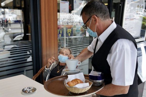 Le plaisir de prendre un café et un croissant en terrasse