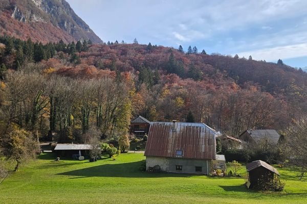 Les corps de trois enfants ont été découverts dans ce chalet, situé sur la commune de Taninges, en Haute-Savoie.