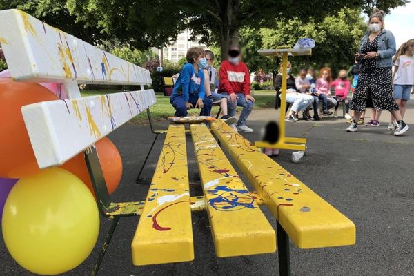 En 2021, le groupe scolaire Jean Moulin de Caen à installé deux bancs de l'amitié dans l'une de ses cours de récréation.