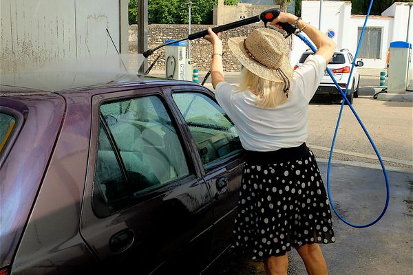 Il est désormais interdit de laver sa voiture en dehors des stations spécialisées dans les zones en alerte sécheresse