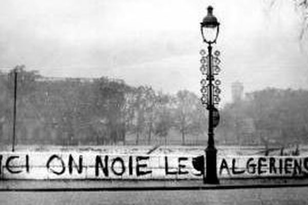 Peu de temps après le drame, des témoins dénoncent le massacre en l'inscrivant sur la pierre. Immortalisée par la photographie, l'inscription sera rapidement effacée. 