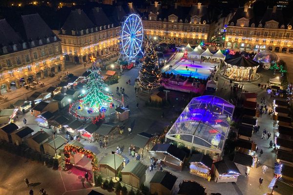 La place Ducale de Charleville-Mézières (Ardennes) accueille le marché de Noël de la ville.