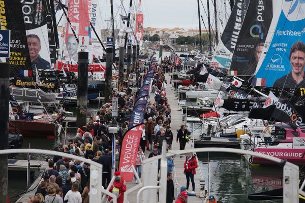 De nombreux skippers participant au Vendée Globe 2024 vont embarquerà bord de leur navire des porte-bonheur intimes pour espérer finir la mythique et éprouvante course au large.