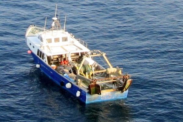 Au large de Saint-Cyprien (Pyrénées-Orientales ) - le bateau qui a sauvé les 3 marins espagnols en perdition, photographié par l’hélicoptère Dragon 66 de la sécurité civile - 5 juin 2013.