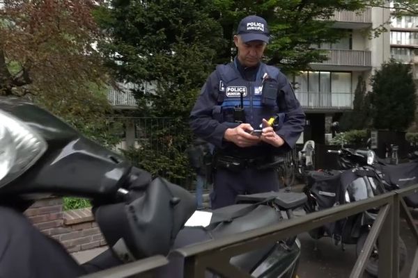 VIDEO. Après Paris, une autre ville rend le stationnement payant pour les deux-roues