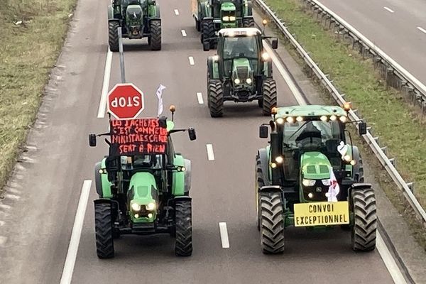 Dans les Vosges, des agriculteurs bloquent la RN57 dans le secteur d'Épinal.