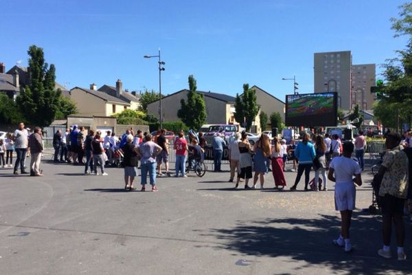 La ville de Charleville-Mézières avait commencé les retransmissions de match des Bleus dans les quartiers, comme ici à la Ronde-Couture.