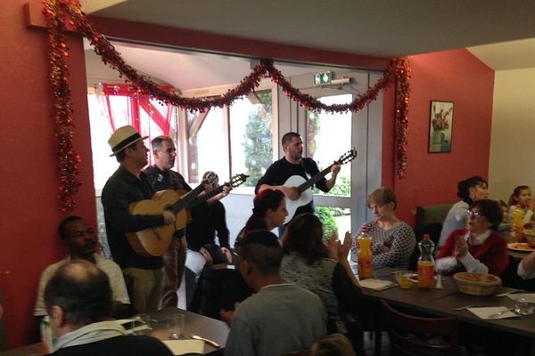 Pour la deuxième année, Mohamed Chergui a ouvert son restaurant à des sans-abri pour leur offrir un repas de fête vendredi 23 décembre 2016.