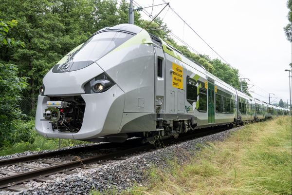 Un train Coradia aux couleurs de la Région Bourgogne-Franche-Comté. 