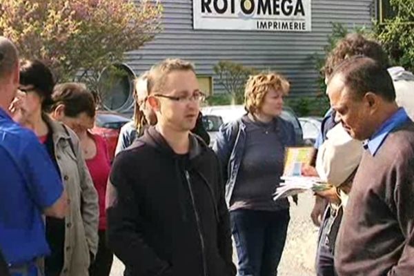 Les salariés devant l'usine Rotomega de Naintré (86).