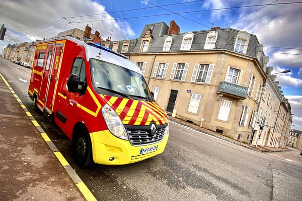 Les policiers ont utilisé la grande échelle des pompiers pour s'introduire dans l'appartement, au 5e étage. Photo d'illustration.