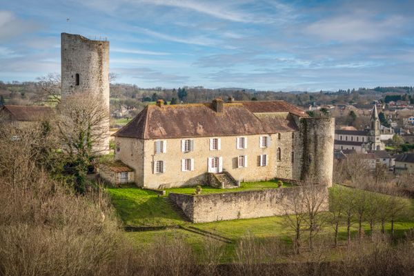 En Limousin, depuis quelques semaines, une pépite brille sur le marché immobilier. Une rareté à seulement un million d’euros : le château de Châlus en Haute-Vienne.