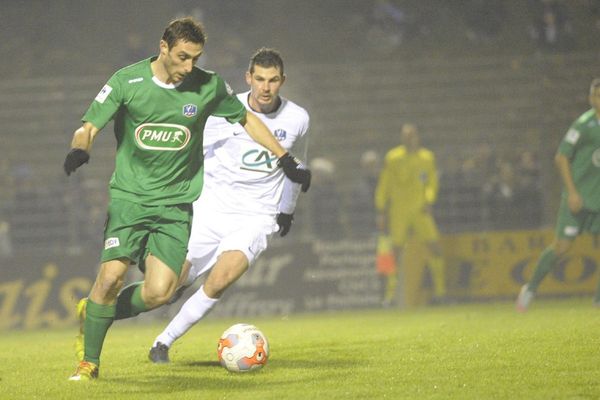 Moulins, en vert, a surpris en s'accordant la victoire 1 à 0 contre Nîmes, qui évolue en L2, samedi 5 décembre 2015 en Coupe de France de football. 