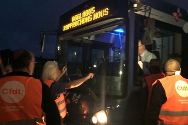 Dès 6 heures ce lundi matin, les grévistes bloquent le 1er bus à la sortie du dépôt.