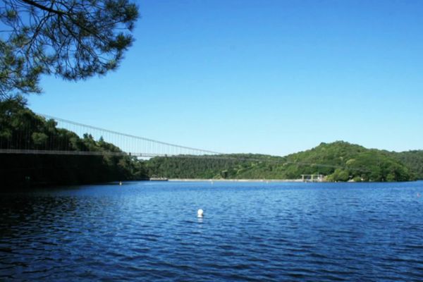 La passerelle himalayenne rigide serait longue de 500 mètres et enjamberait le lac de Guerlédan entre la carrière de Trevejean de Guerlédan (Côtes d'Armor) et le parking de Sainte-Tréphine à Saint-Aignan (Morbihan).