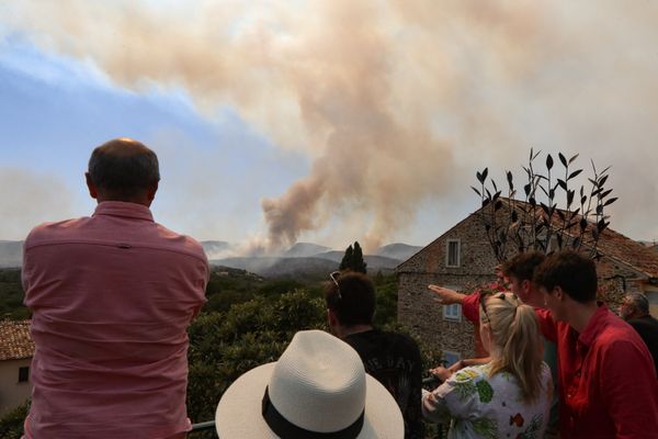 Le mardi 17 août 2021, Grimaud (Var) : les habitants du village de Grimaud regardent les incendies de forêt faire rage. Des milliers de personnes ont été évacuées des campings et de certains quartiers dangereux dans le Golfe de Saint-Tropez. Les pompiers et les avions bombardiers d'eau ont lutté contre l'incendie dans des conditions difficiles pendant près d'une semaine. 