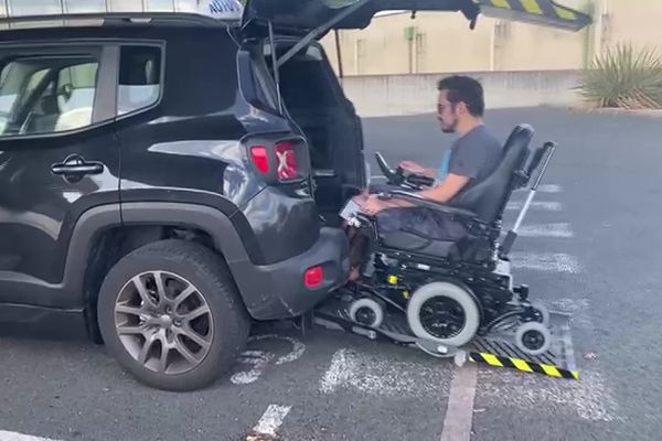 Pako Mathieu doit acquérir ce type véhicule, le seul pouvant être adapté à son handicap qui nécessite qu'il puisse entrer avec son fauteuil roulant jusqu'au poste de pilotage.