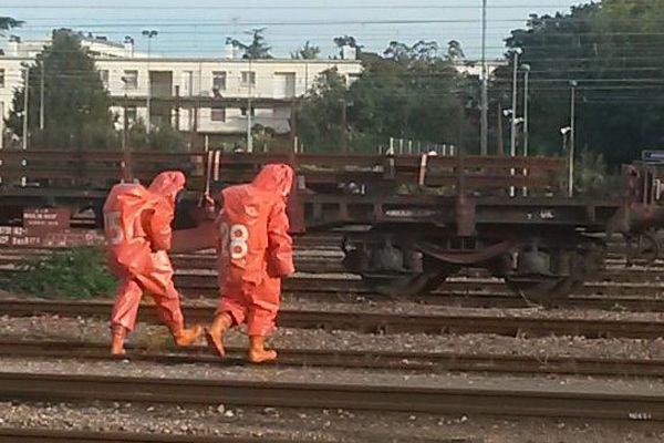 A 17 h 50, les pompiers poursuivent leur recherche d'une possible fuite de produits toxiques à la gare d'Angoulême.