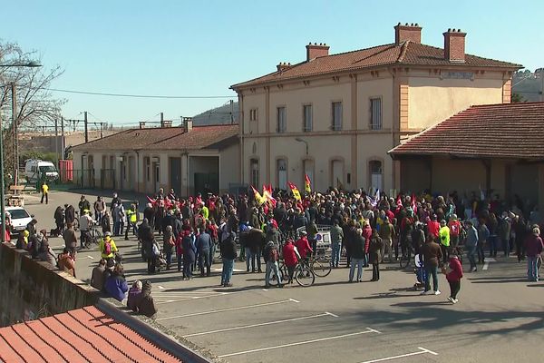 Un rassemblement ce dimanche matin (21/3/21) devant la gare de Condrieu (Rhône) pour réclamer le retour des trains de voyageurs sur la rive droite du Rhône