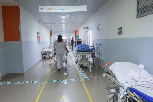 Une vingtaine d'hôpitaux ont activé le plan blanc face à l'épidémie de grippe. Le CHU de Nice fait aussi face à un "afflux important de patients".