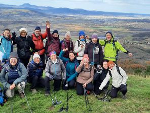 Deux fois par mois, les 1ers et 3e dimanches, une randonnée est organisée avec ces quelques femmes qui ont été atteintes ou sont atteintes d'un cancer du sein. Elles randonnent en Auvergne mais aussi au-delà.