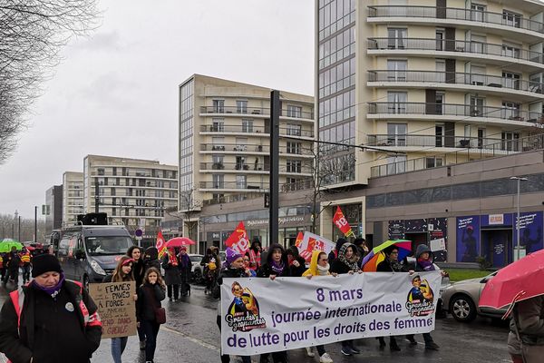 Le cortège est parti des rives de l'Orne à Caen pour 2.6 kilomètres d'une marche symbolique à l'occasion de la journée des droits des femmes.