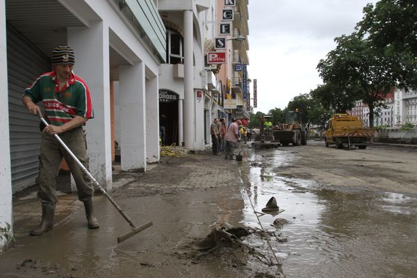 Lors du nettoyage à Lourdes après les inondations