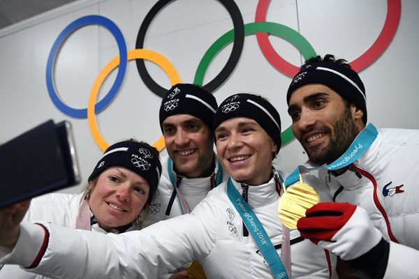 Parmi les athlètes français médaillés à Pyeongchang, la Franc-Comtoise Anaïs Bescond, ici en or avec le relais mixte de biathlon. 