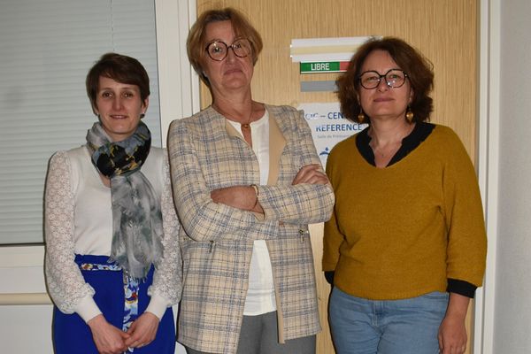 Amandine Plumecoq, présidente des Maux du Cœur entourée par Amélie Thollet (à gauche) et Valérie Cotard (à droite)