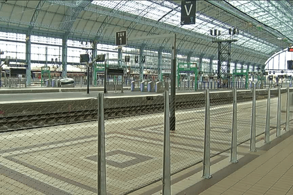 Un quai de la gare de Bordeaux quasi désert en raison de la grève des cheminots.