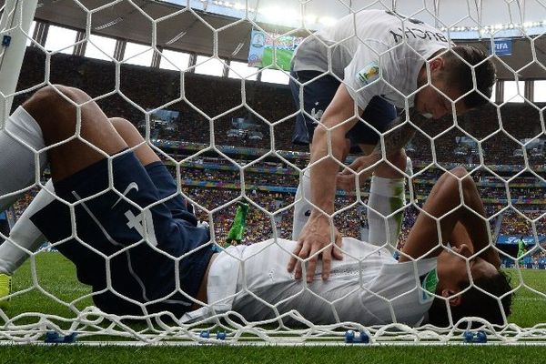 Varane, sonné par un ballon lors du match France-Nigéria. 