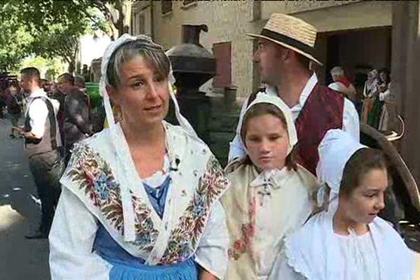 Habillées en costumes traditionnels