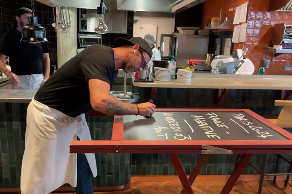 Sandy Gounin, restaurateur à Bordeaux, se prépare à accueillir des spectateurs à l'occasion du dernier match du tournoi de football olympique, opposant la France à l'Argentine ce vendredi 2 août.