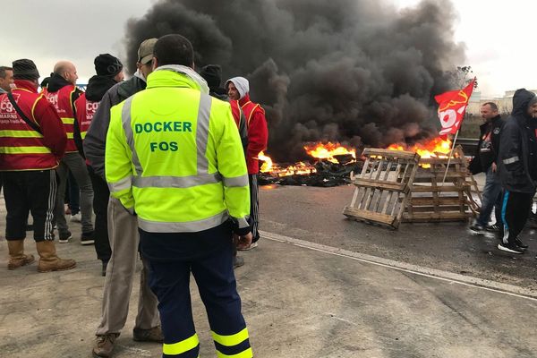 Les Dockers de Fos bloquent le dépôt.