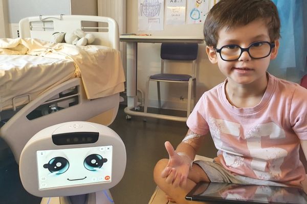 Gabin et son robot Buddy du CHUT de Toulouse, qui permet aux enfants malades de briser le sentiment d'isolement en maintenant le lien avec la maison. 