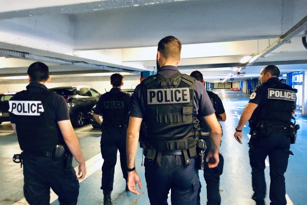 Une patrouille de la police de sécurité du quotidien (PSQ) dans le quartier de la Villeneuve à Grenoble.