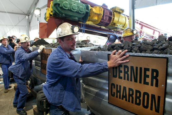 La remontée de la dernière berline à la mine de la Houve à Creutzwald le 23 avril 2004.